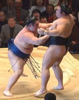 Chiyotaikai suffers 2nd loss in spring sumo tourney